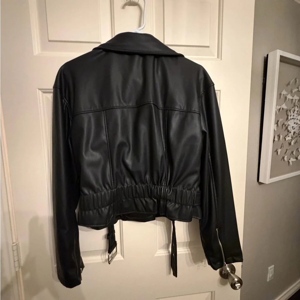 Chic Black Leather Jacket - Picture 4 of 5